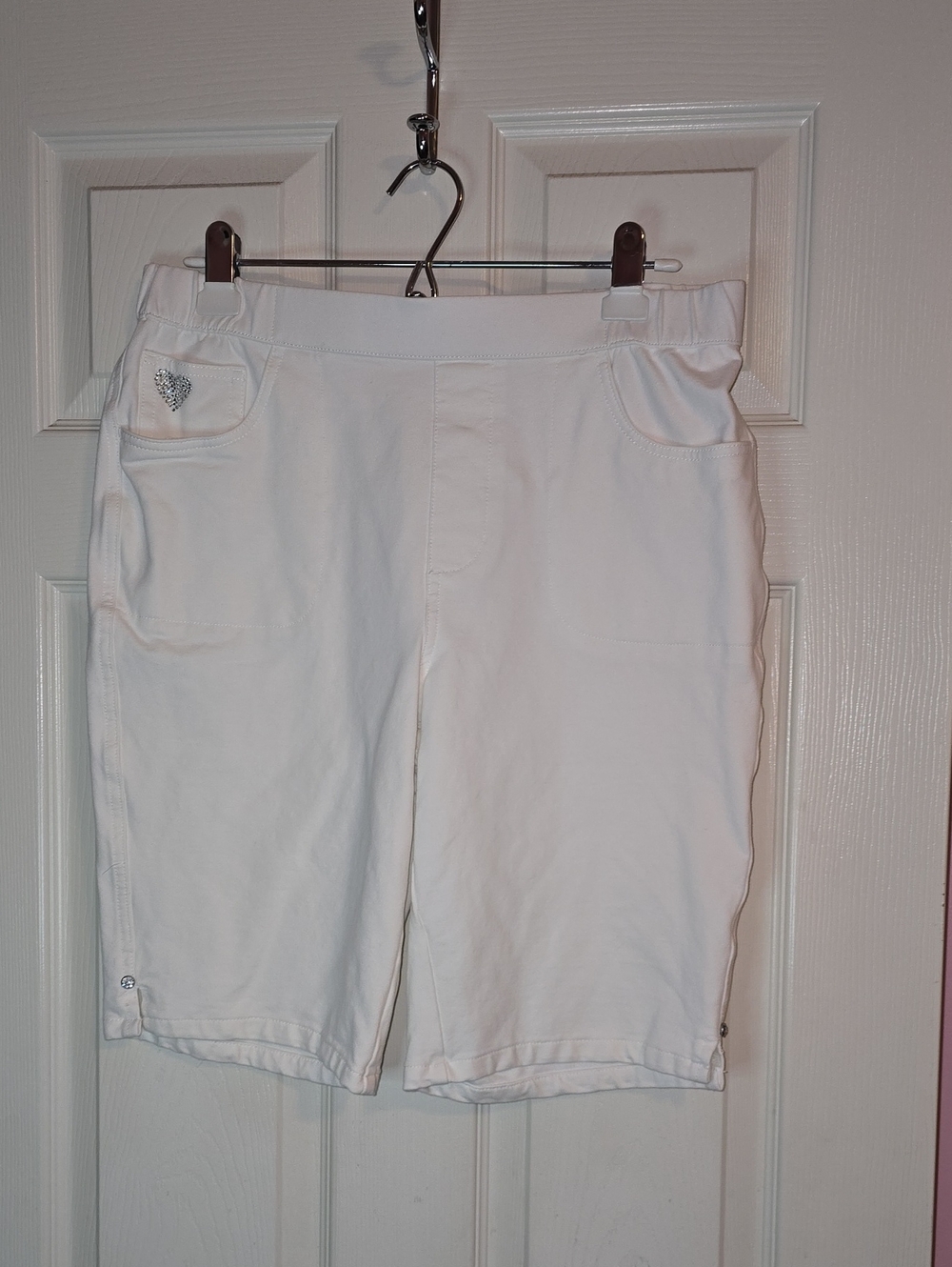 Quacker Factory White Knee-Length Bermuda Shorts with Heart Accent